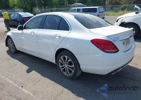 2017 Mercedes-Benz C 300 4Matic/Luxury 4Matic/Sport 4Matic z USA, uszkodzony, nr VIN 55SWF4KB8HU208704